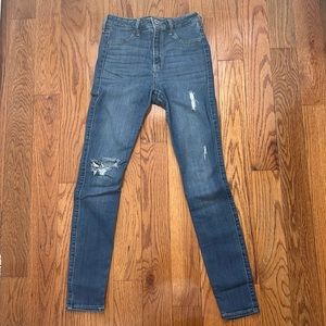 High rise jean legging Hollister regular wash and ripped. Size 5r w27 l28